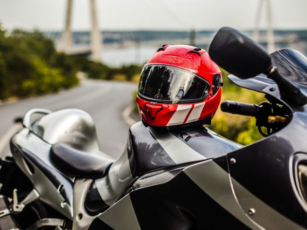 motocicleta-gris-negra-casco-rojo_114579-4063