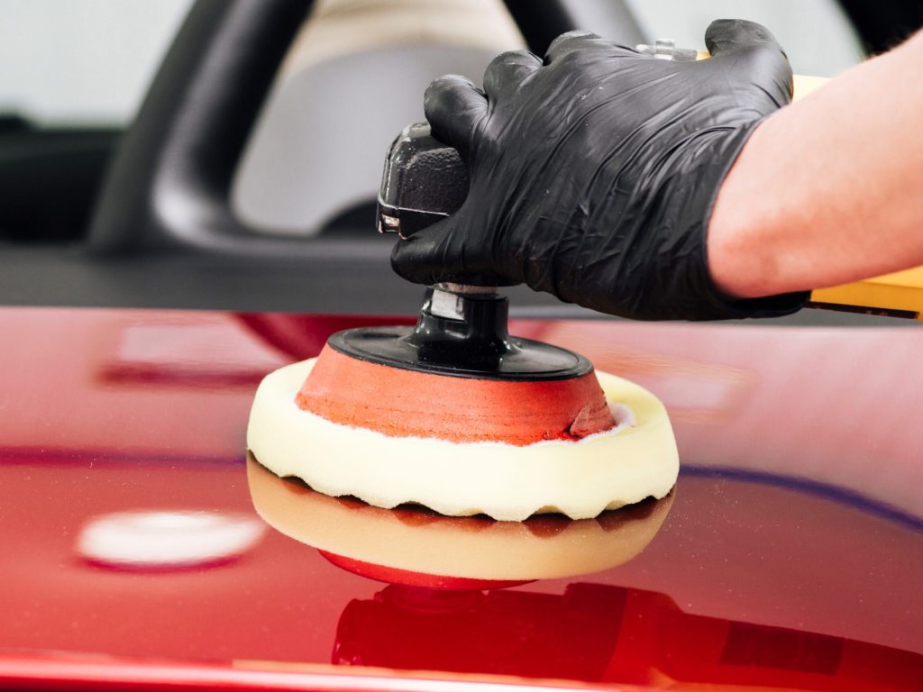 vista-cerca-persona-limpiando-exterior-coche-talleresautomas